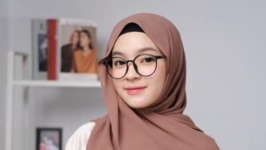 mengenakan hijab