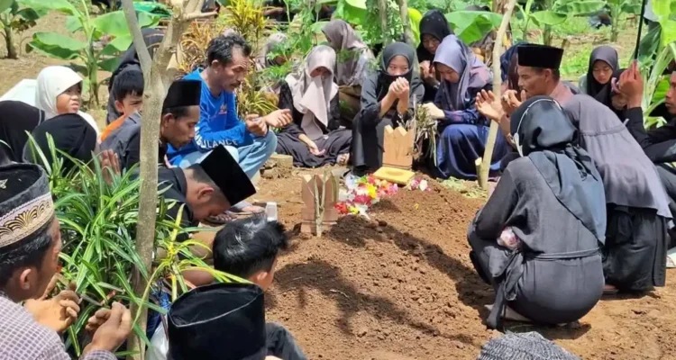 Berdoa di Pemakaman Menurut Islam, Ini Adab dan Penjelasan yang Perlu Dipahami